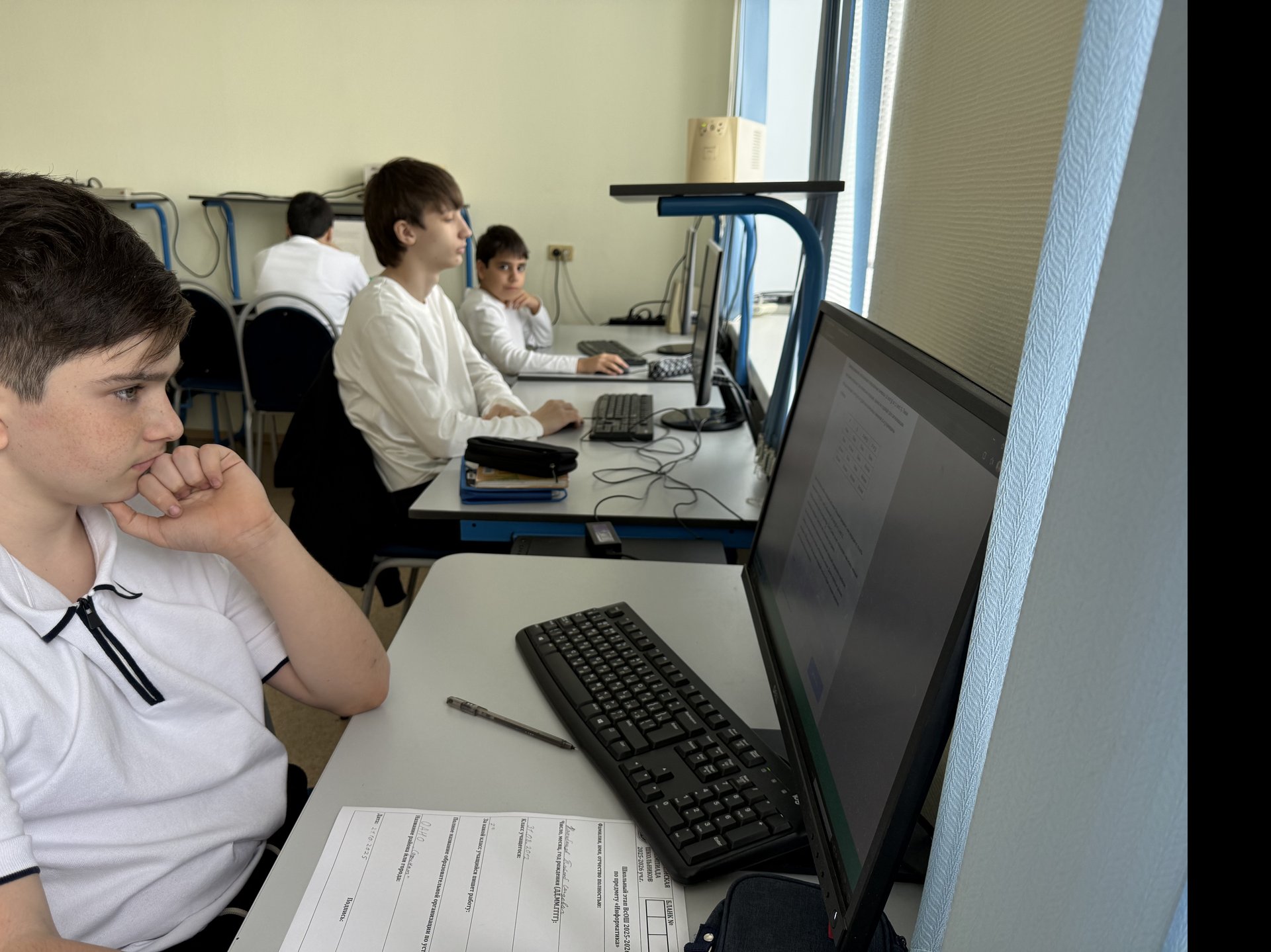 Учащиеся 5-11 классов принимают участие в ВсОШ по информатике (программирование).