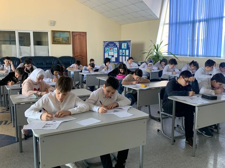 Сегодня в школе прошли ВПР по математике и гелграфии.Учащиеся 11 класса написали итоговое сочинение.