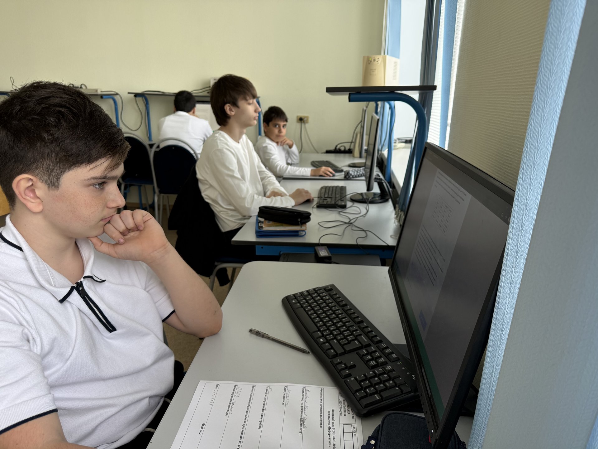 Учащиеся 5-11 классов принимают участие в ВсОШ по информатике (программирование).