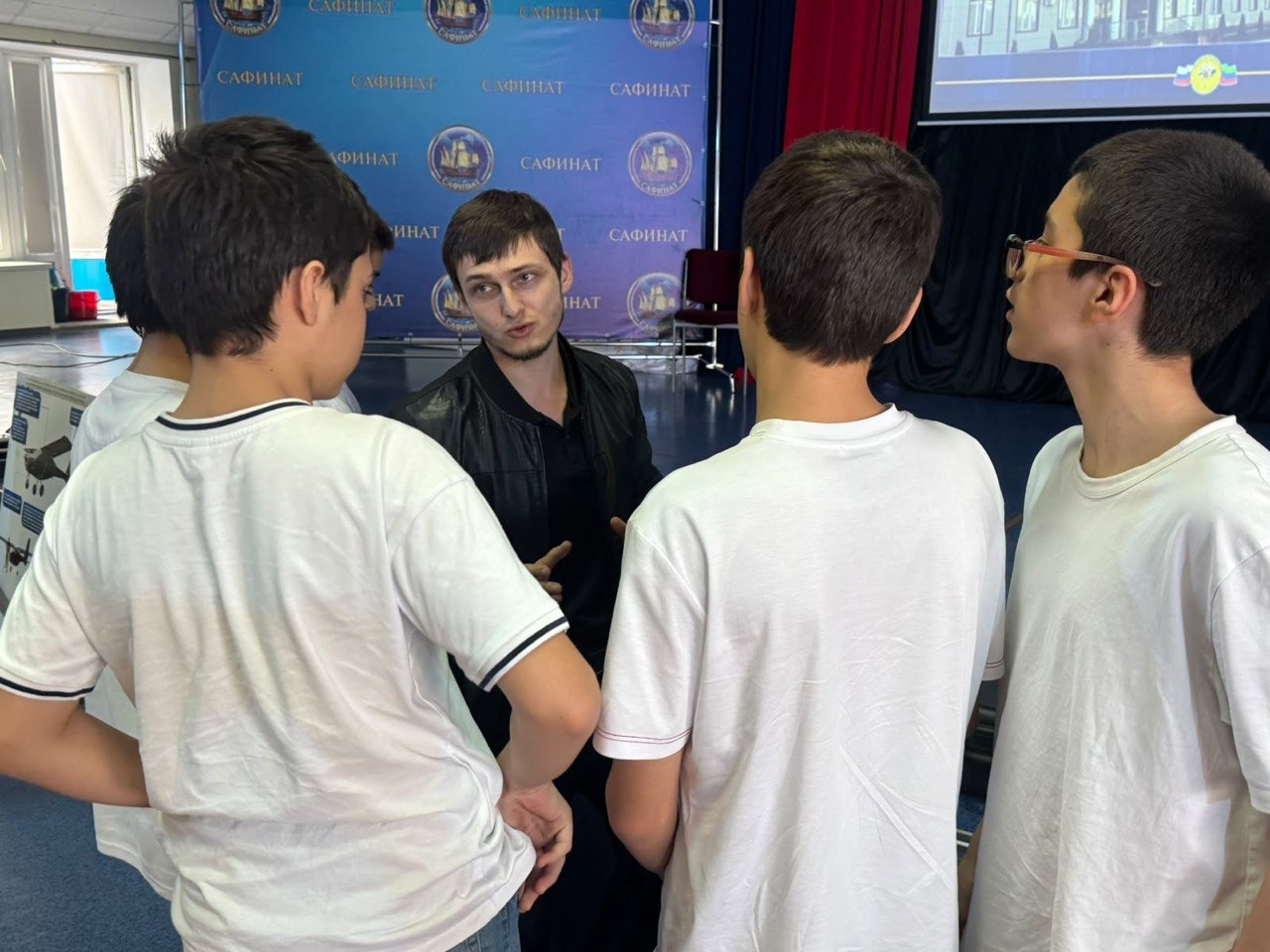 Первый замруководителя УМЦ по ГО и ЧС Гаджиев Н.Т. провел для учащихся школы «Сафинат» занятие по безопасности при встрече с БПЛА