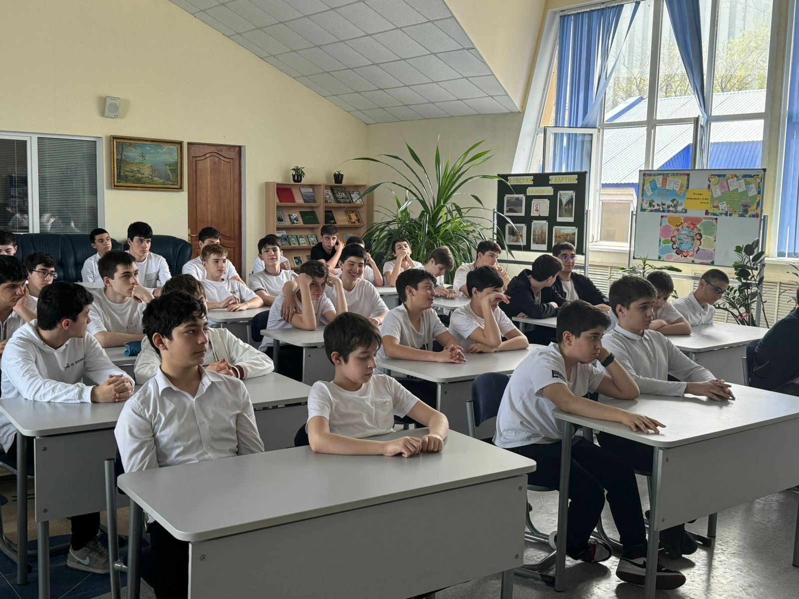 Встреча учащихся школы Сафинат с начальником отделения профилактики наркомании Управления по контролю за оборотом наркотиков МВД по РД майором полиции Сейфудиновой Надеждой Викторовной.