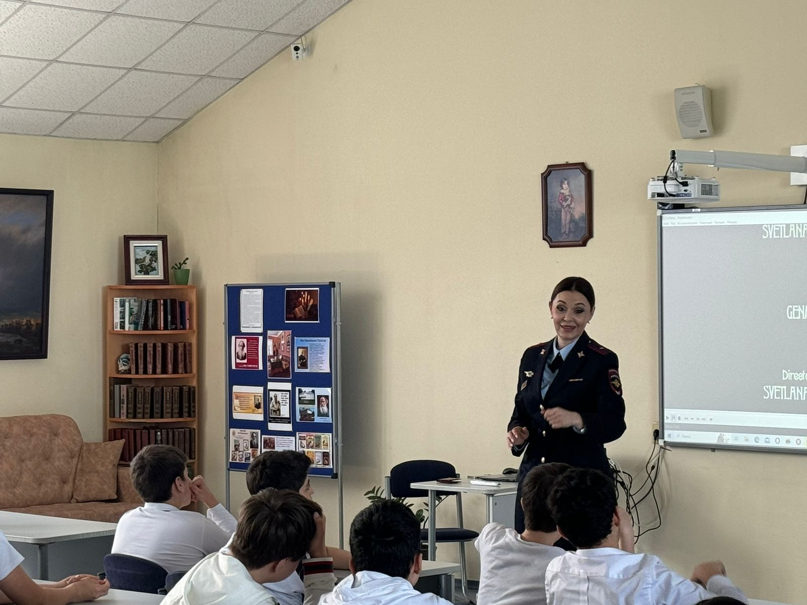 Встреча учащихся школы Сафинат с начальником отделения профилактики наркомании Управления по контролю за оборотом наркотиков МВД по РД майором полиции Сейфудиновой Надеждой Викторовной.