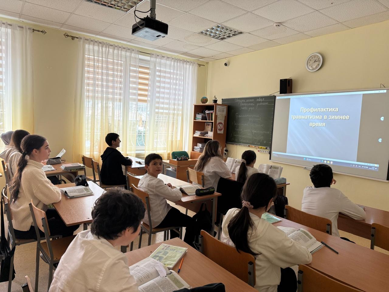 Классный час: «Правила безопасности дорожного движения в зимний период»