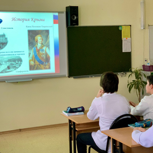 В школе Сафинат прошли открытые уроки, посвященные 8 летию присоединения Крыма к России