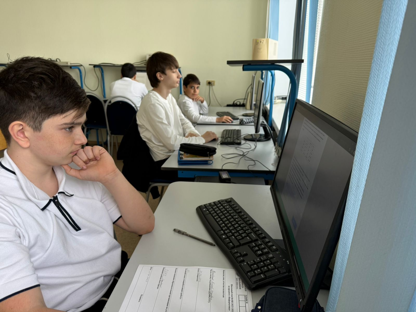 Учащиеся 5-11 классов принимают участие в ВсОШ по информатике (программирование).